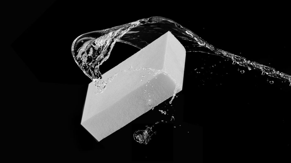 スポンジによる「吸水」「拭き取り」の違い